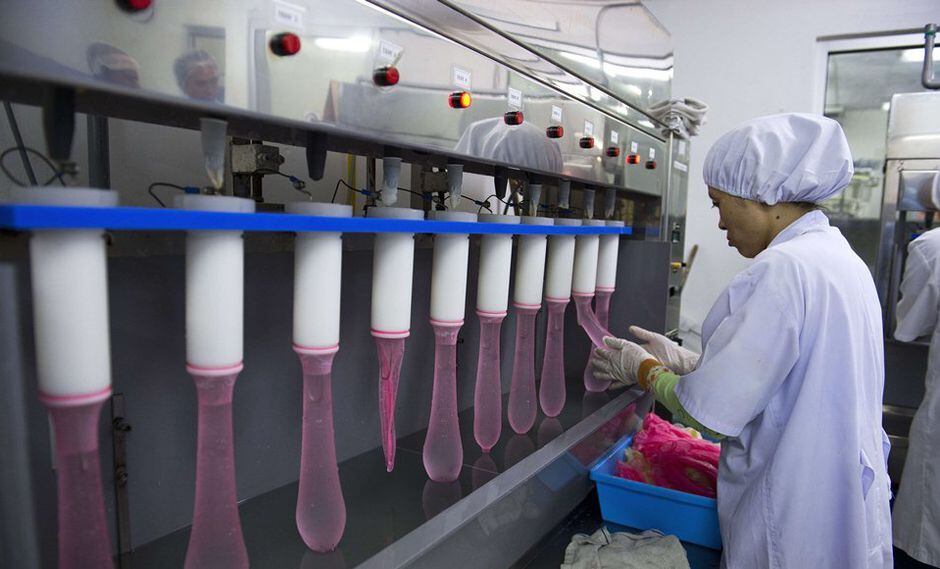 Crean preservativos ultrafinos y resistentes gracias a una hierba