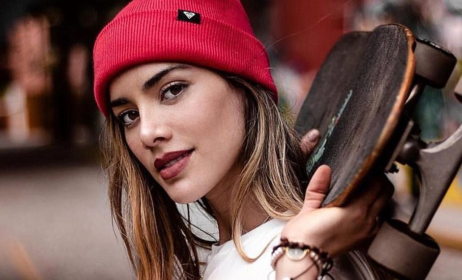 Korina Rivadeneira se muestra sexy en 3 coloridas ropas de baño