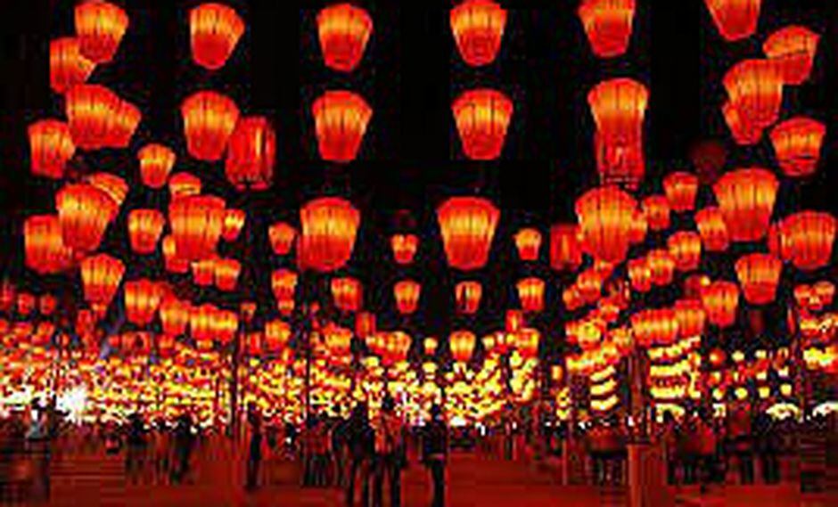 Miles de farolillos rojos se alistan para iluminar el Año Nuevo en China