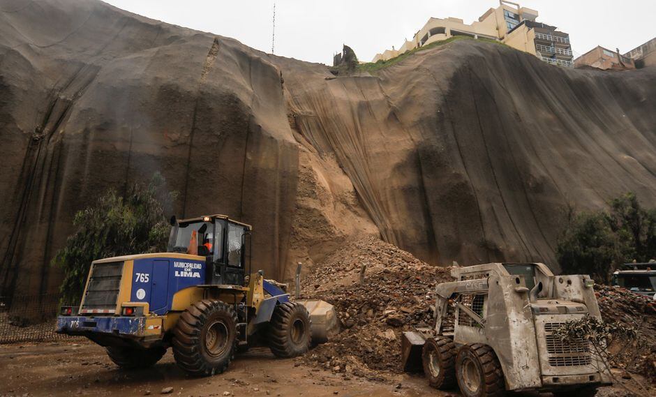 Además, informó que apenas ocurrió el incidente, llegó a la zona y dispuso del envío de 2 volquetes, 1 retroexcavadora y un mini cargador. (Foto: MML)