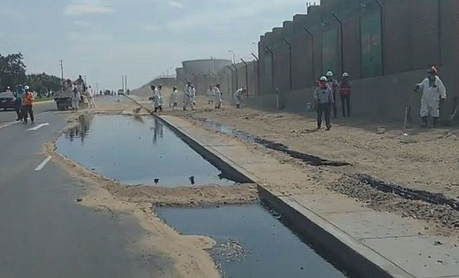 Derrame de petróleo inunda transitada pista de avenida Gambeta en Ventanilla (VÍDEO)