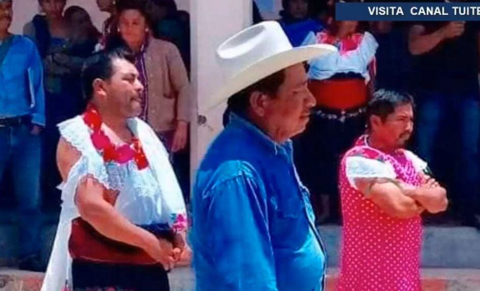 Vecinos visten de mujer a alcalde como "castigo" por no cumplir sus promesas de campaña | VÍDEO