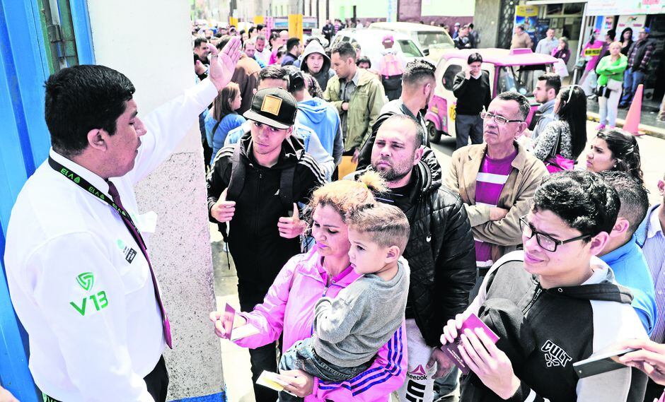 LIM03 - BREÑA (PERÚ), 20/8/2018.- Decenas de migrantes venezolanos hacen cola para tramitar el Permiso Temporal de Permanencia que les permita quedarse en el país hoy, 20 de agosto del 2018, en los exteriores de la Superintendencia Nacional de Migraciones de Lima (Perú). La organización no gubernamental Unión Venezolana en Perú entregó hoy una carta a la Cancillería de Perú para que evalúe el ingreso al país, sin pasaporte, de niños, mujeres gestantes, adolescentes, enfermos crónicos y ancianos venezolanos. EFE / Ernesto Arias