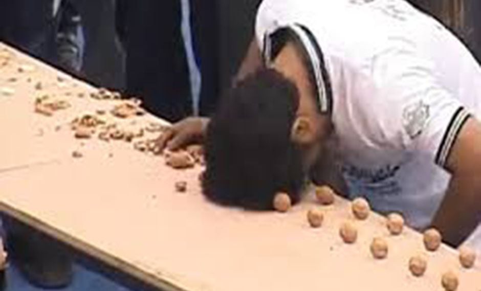 Increíble: Hombre rompe 155 nueces con su cabeza