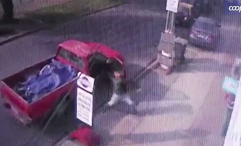 Comprador frustrado lanza llave de rueda y mata a inocente (VIDEO)