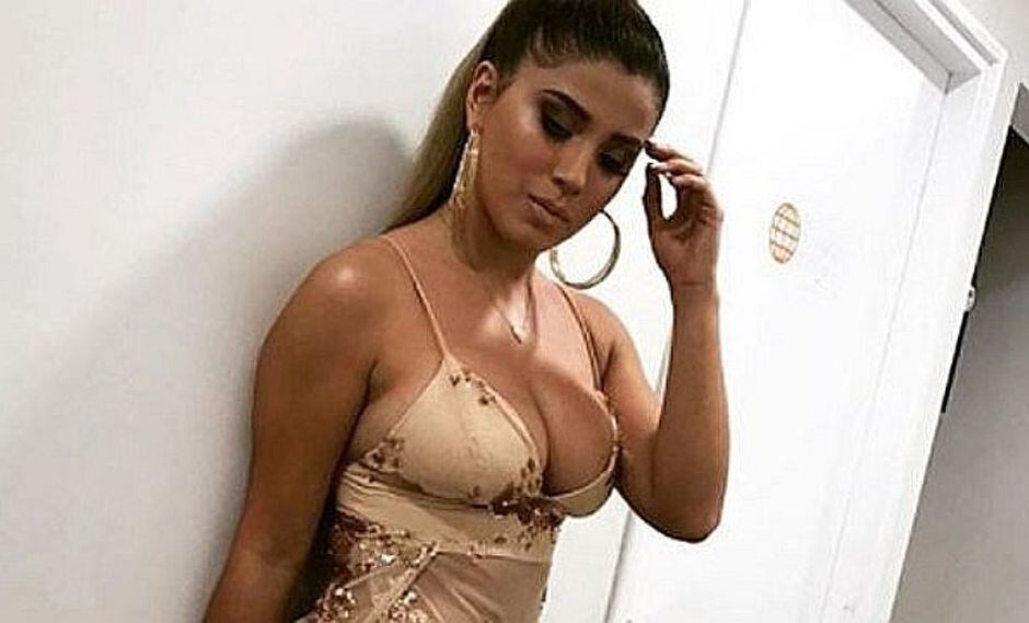 Yahaira Plasencia mueve las caderas en atrevido baile