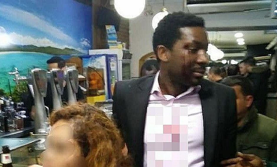 Mujer lanza botella e insulto racista a camerunés: “Soy blanca, te puedo matar y no me pasa nada”