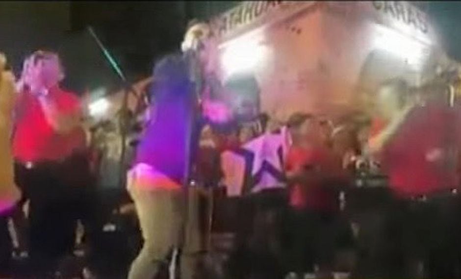César Vega cantaba cuando de pronto alguien disparó en pleno concierto (VIDEO)