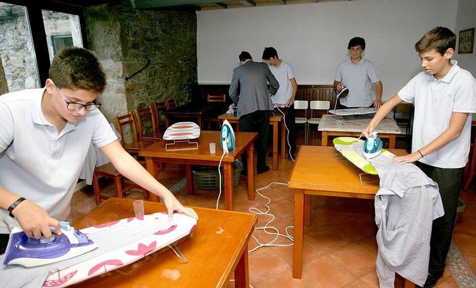 Colegio enseña a jóvenes cómo cocinar, planchar y realizar más labores de casa (FOTOS)