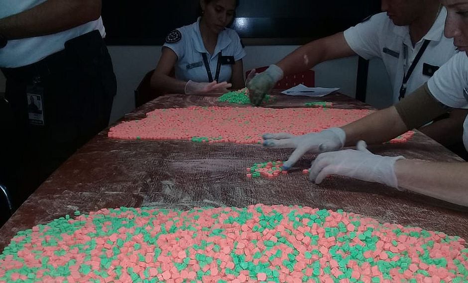 Detienen a mujer con más de 18 mil pastillas de éxtasis en el Aeropuerto Internacional de Iguazú