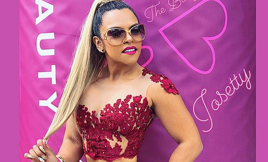 Josetty Hurtado impresiona con maquillaje en tonalidades rojas