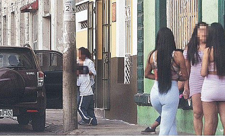 Meretrices están en la hora de entrada y salida de los escolares en plena vía pública