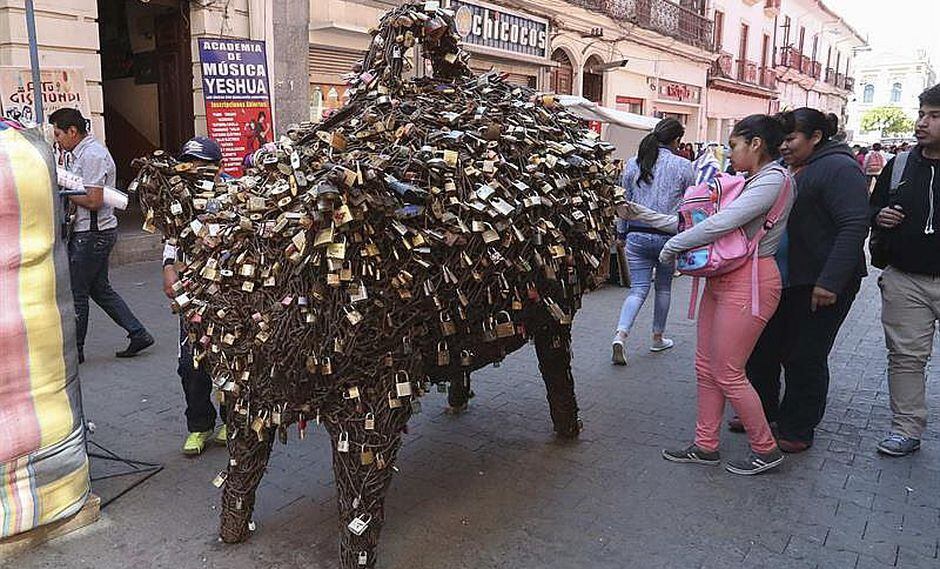 Cerdito de la fortuna atrae candados del amor puestos en puentes