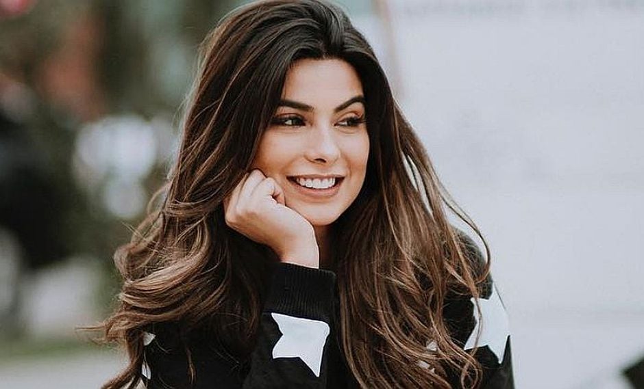 Ivana Yturbe muestra su bella extensión de pestañas