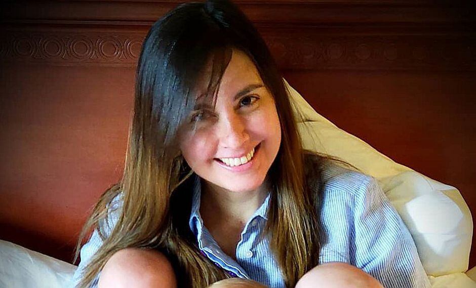Jessica Tapia muestra con emoción el primer diente de su bebé